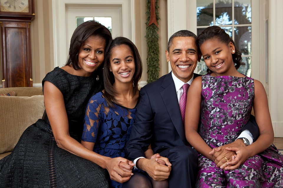 Official photo portrait of the Obama family